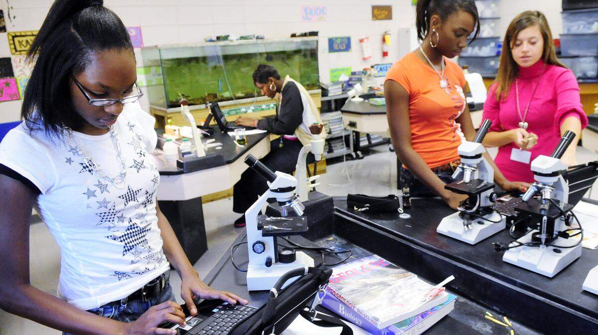 LaTeisha Nesbitt, left, works on her Biology lab assignment in Jennifer Hulgan's class at Westside High School in 2010.