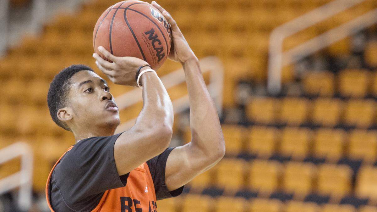 Mercer guard Phillip Leonard (1) shoots a free throw during practice October 28.