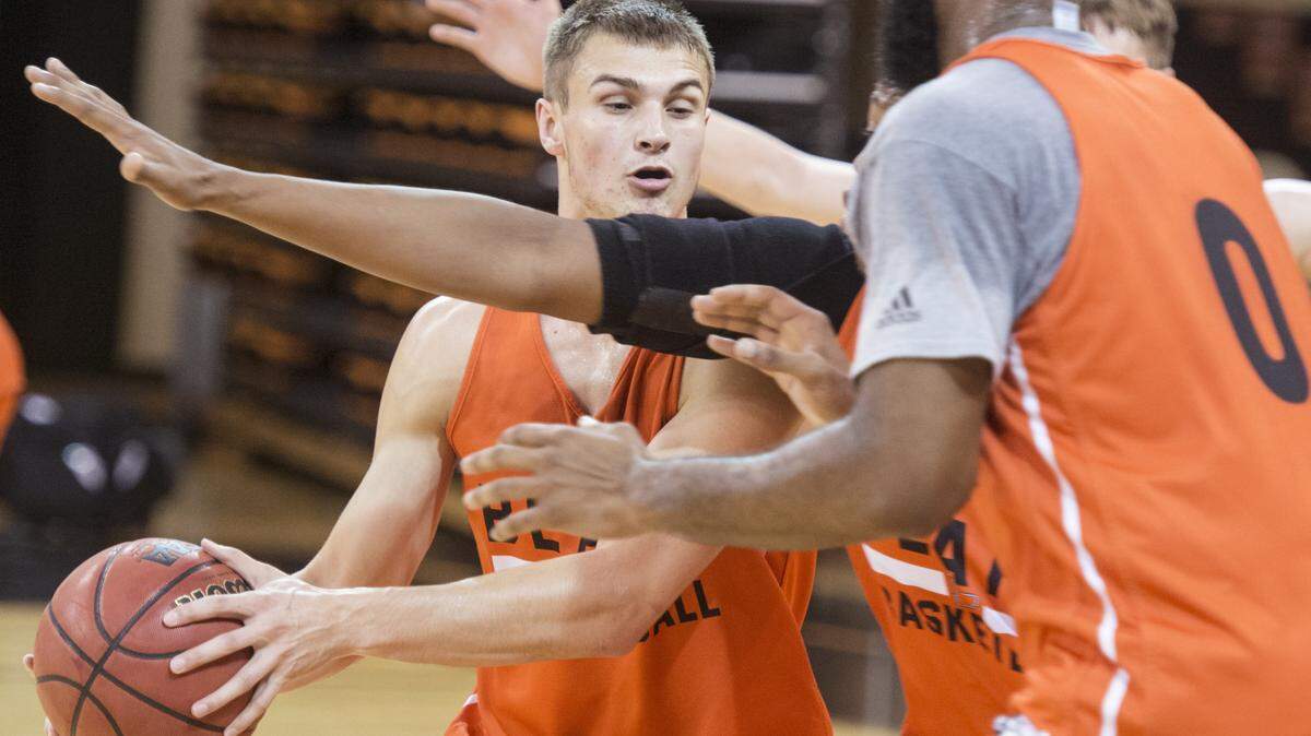 Mercer guard Ethan Stair (22) is trapped by teammates during practice October 28.