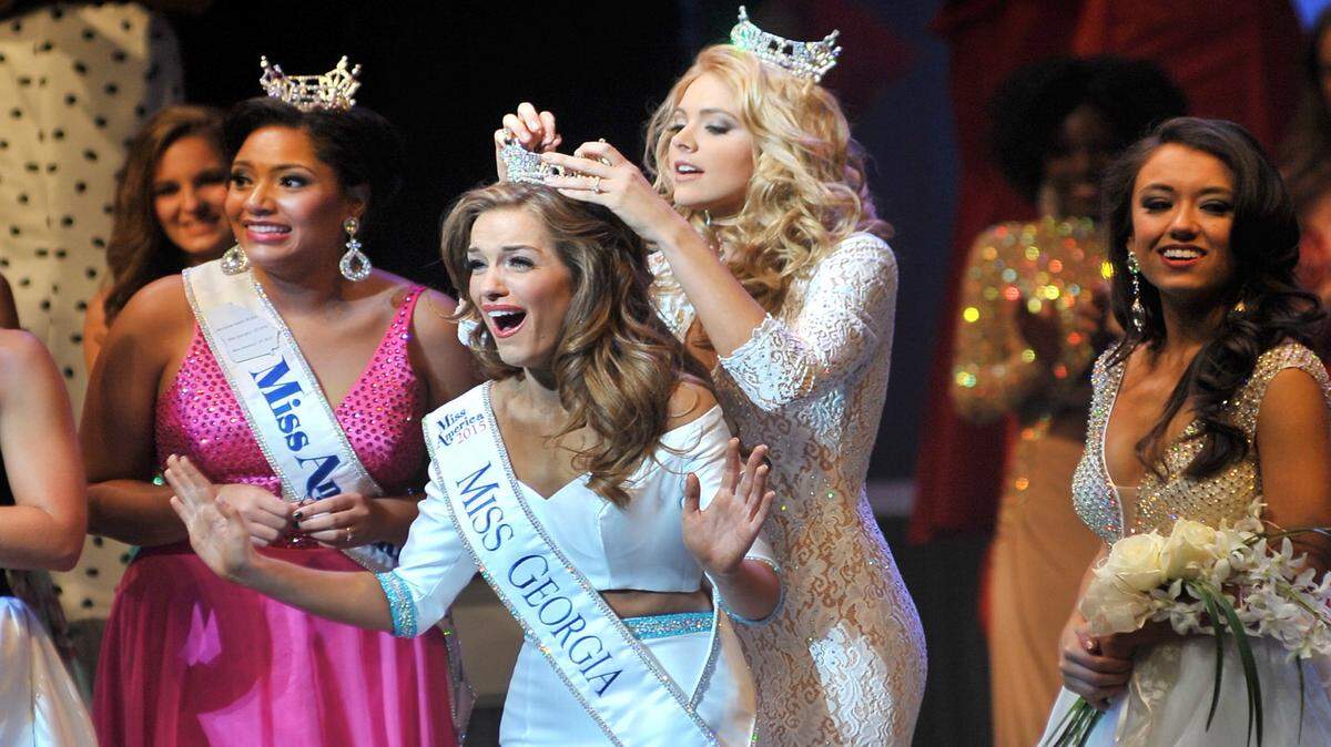 Miss Warner Robins Betty Cantrell is crowned Miss Georgia 2015 by Miss Georgia 2014 Maggie Bridges on June 20, 2015.