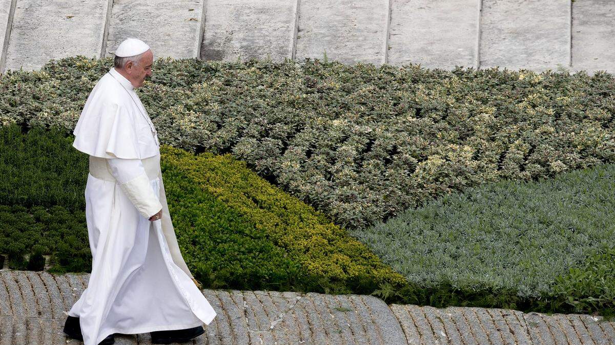 Pope Francis walks at the end of a Palm Sunday Mass, in St. Peter's Square, at the Vatican on March 20, 2016. Pope Francis in his Palm Sunday homily decried what he called indifference to the refugees flooding into Europe, making a comparison to authorities who washed their hands of Jesus' fate ahead of his crucifixion.