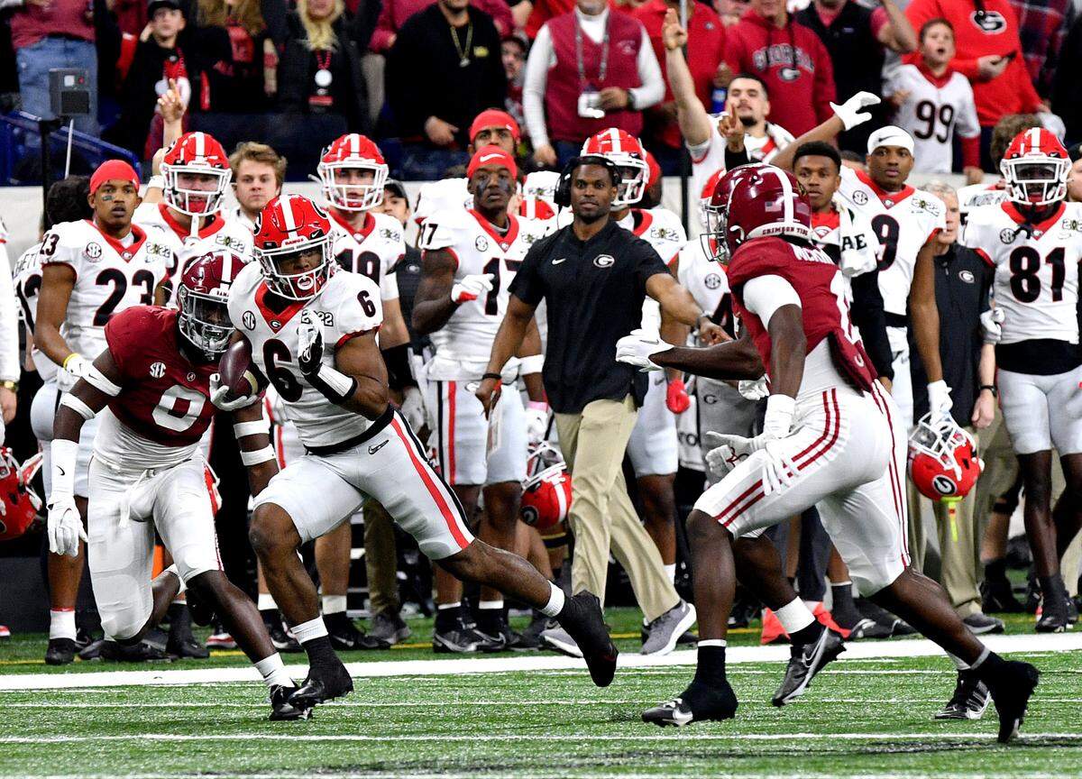 Georgia running back Kenny McIntosh (6) runs for some yardage during the Bulldogs’ College Football Playoff National Championship game against Alabama Monday night.