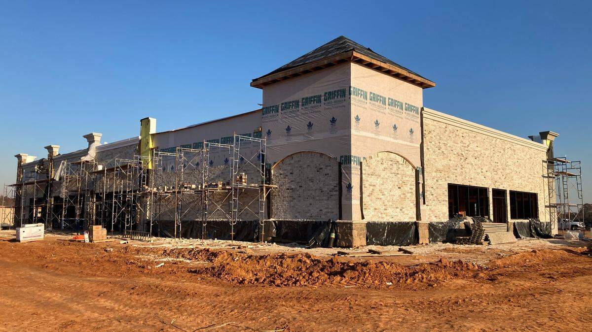 A new shopping plaza at the corner of Perry Parkway and Houston Lake Road in Perry is expected to be anchored by a convenience store and gas station and house a new Dunkin’ and a new breakfast spot. A Surcheros Fresh Mex and a Holy Pie! Pizzeria are going into a new shopping plaza behind it.
