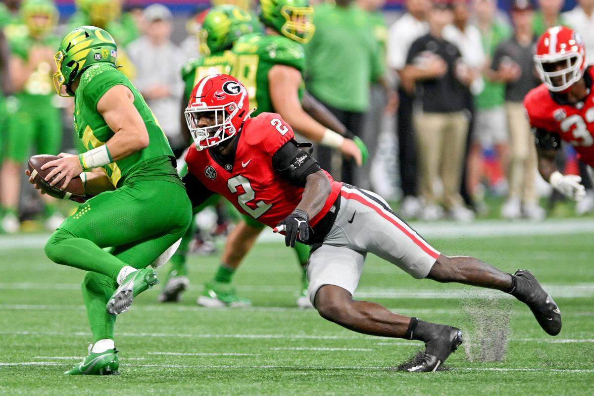 Georgia linebacker Smael Mondon Jr. (2) pressures Oregon quarterback Bo Nix (10) during the Bulldogs’ win Saturday in Atlanta.