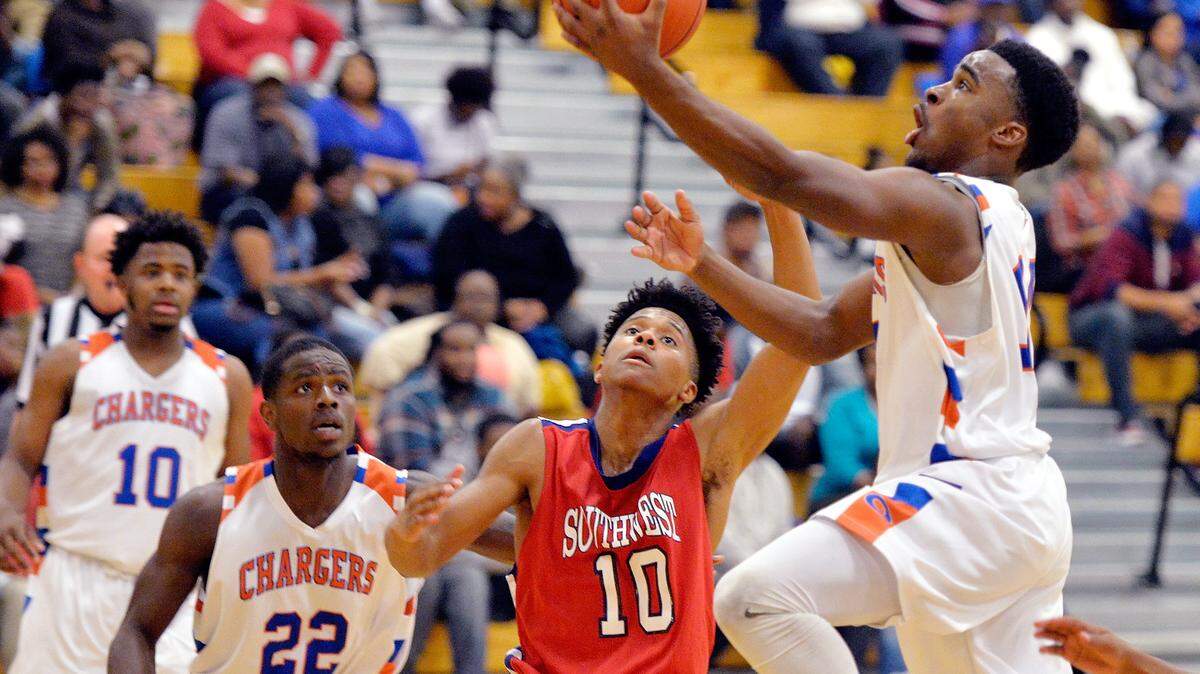 Central's Derrick Evans Jr. (14) puts up a shot in the lane during the Chargers' game against Southwest on Tuesday night.