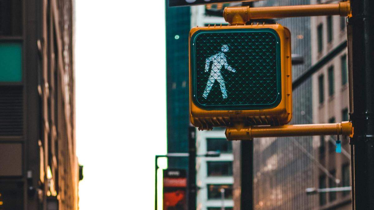 Do drivers have to wait for a pedestrian to fully cross the street in Georgia?