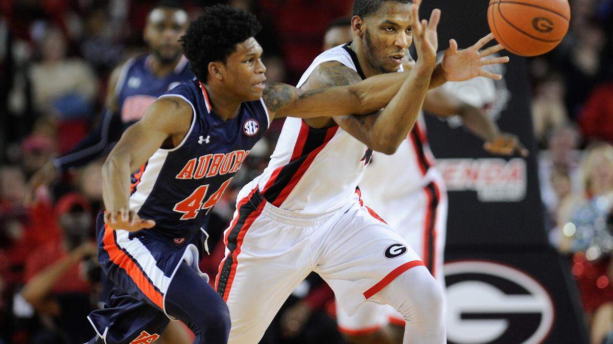 Georgia guard Charles Mann (4) and Auburn guard New Williams (44) compete for a loose ball during the second half of Saturday's game in Athens.