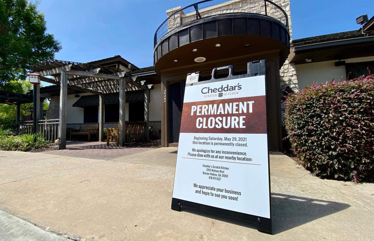 Arriving customers to Cheddar’s Scratch Kitchen learn of the restaurant’s demise via a stand-up sign placed outside in this Telegraph file photo.
