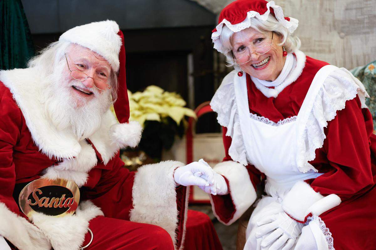Jack and Trisha Senterfitt greet Park Springs residents’ children and grandchildren dressed as Santa and Mrs. Claus in Stone Mountain on Tuesday, Nov. 21, 2023. (Natrice Miller/ Natrice.miller@ajc.com)