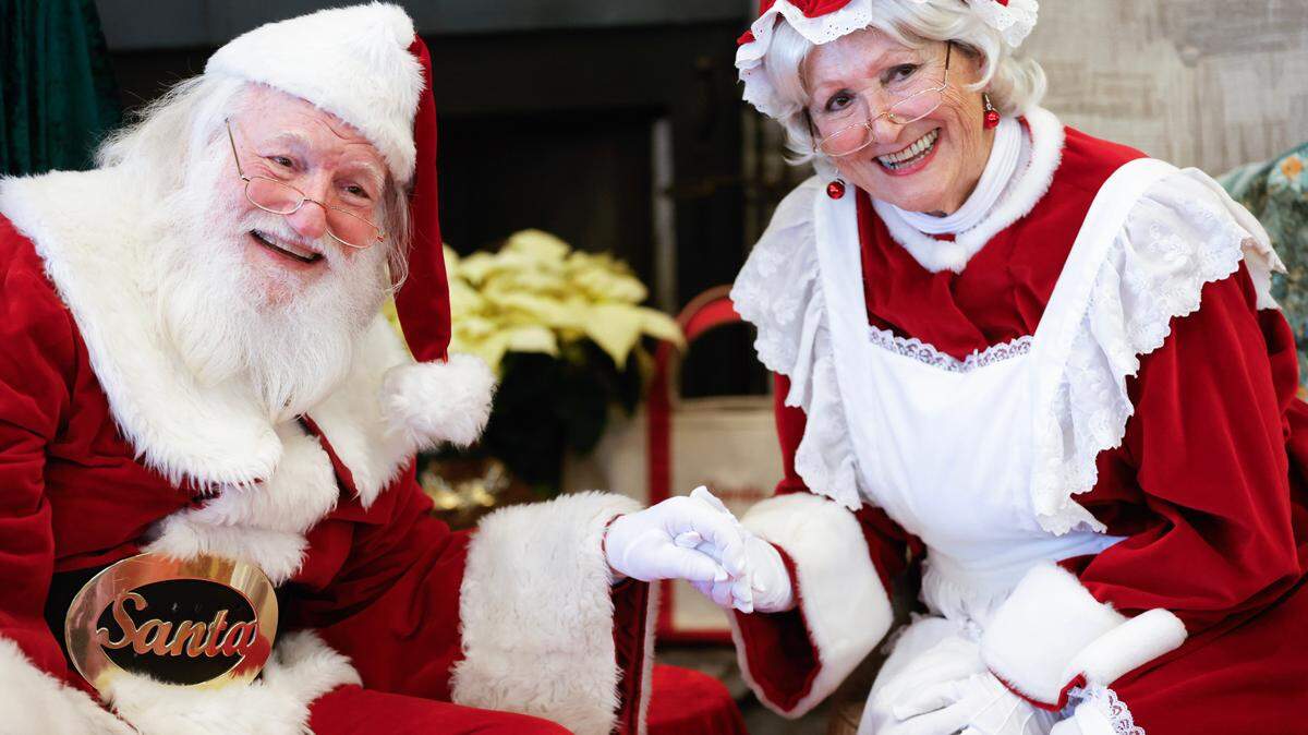Jack and Trisha Senterfitt greet Park Springs residents’ children and grandchildren dressed as Santa and Mrs. Claus in Stone Mountain. (Natrice Miller/ Natrice.miller@ajc.com)