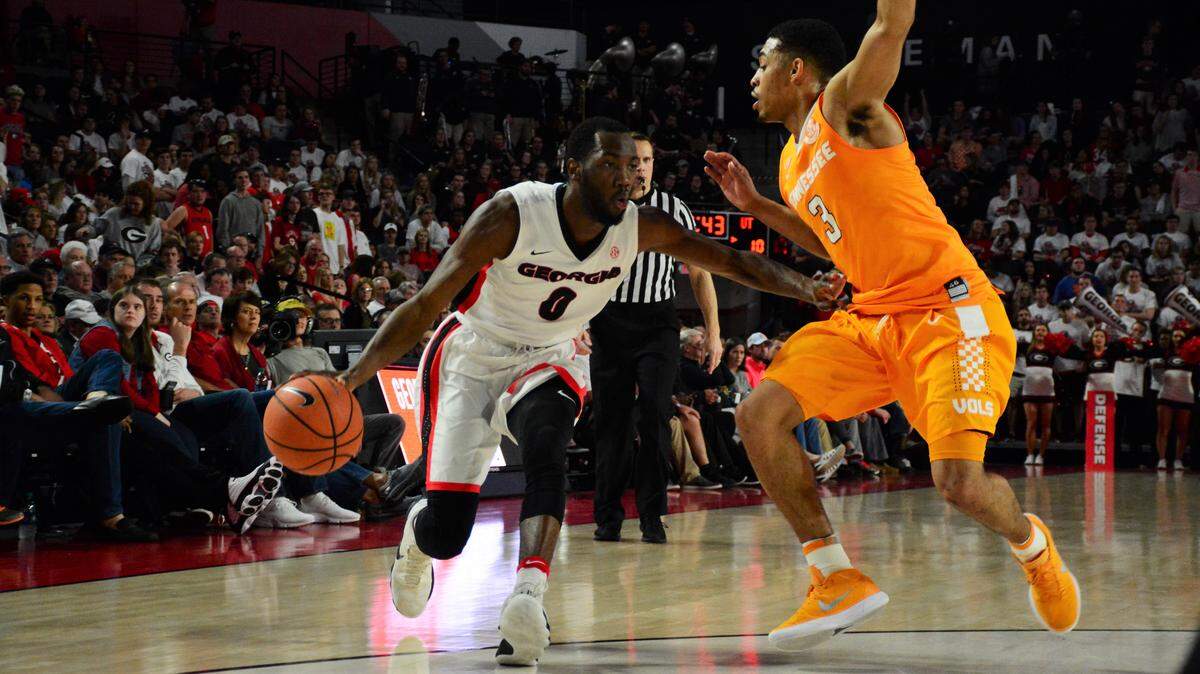 Turtle Jackson looks to drive against Tennessee.