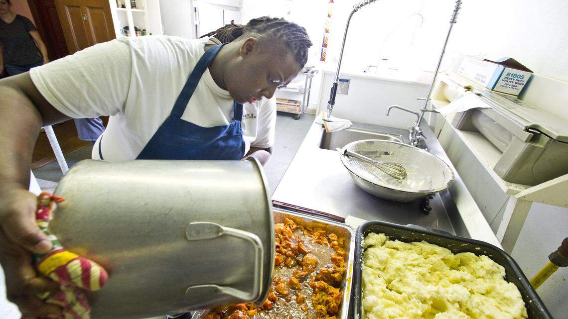 Chef from 'Hell's Kitchen' cooks free Thanksgiving meal for needy in Macon 