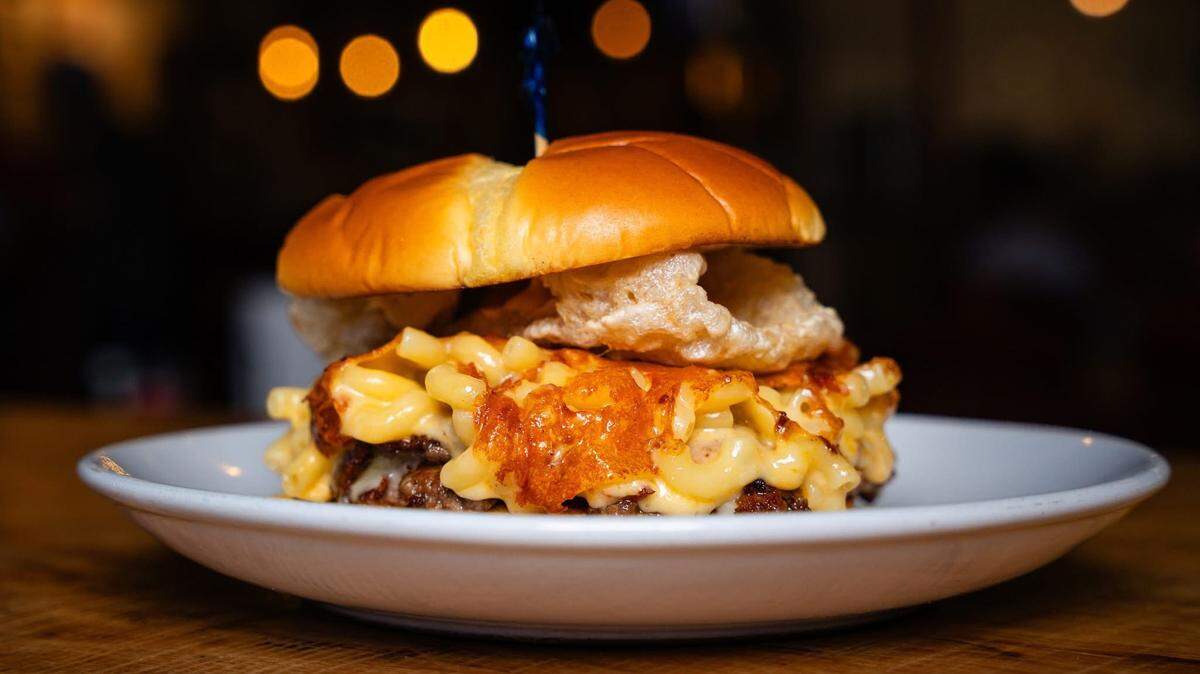 Tap and Pour’s Mac & Cheese Smash takes the crown in the 2025 Warner Robins Burger Week competition.