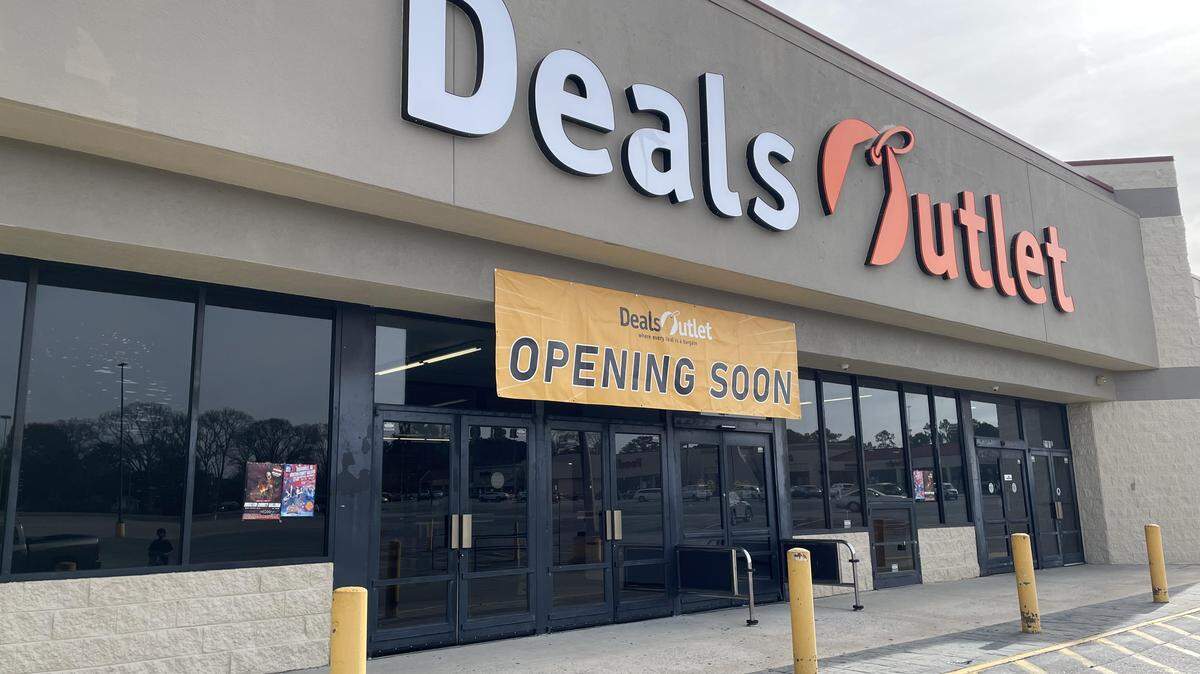 A Deals Outlet is going into the former Big Lots location in Warner Robins at 2191 Watson Blvd., Suite E.