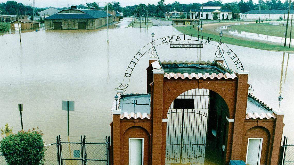 Who could believe it? So much water in 1994, yet kitchen faucets went dry for 17 days