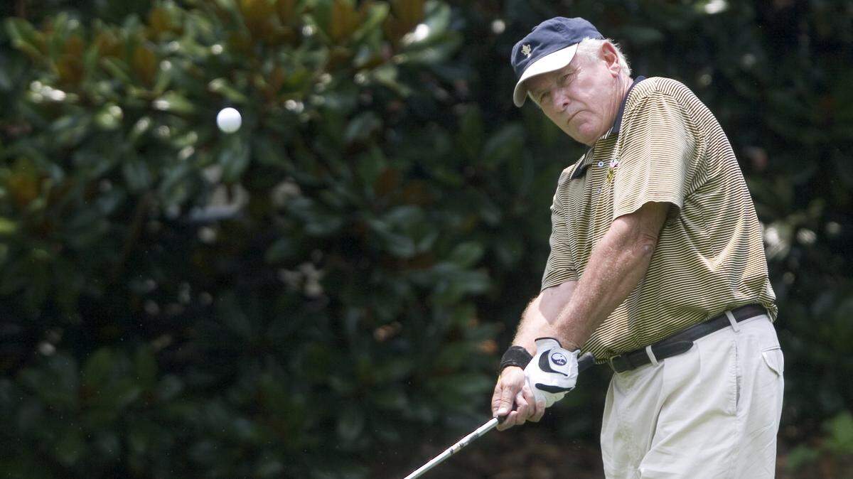 Bill Ploeger of Columbus chips onto the green during opening round play of the 2009 Georgia Amateur Championship at the Country Club of Columbus.