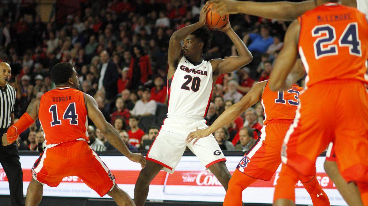 Rayshaun Hammonds looks to pass against Auburn.