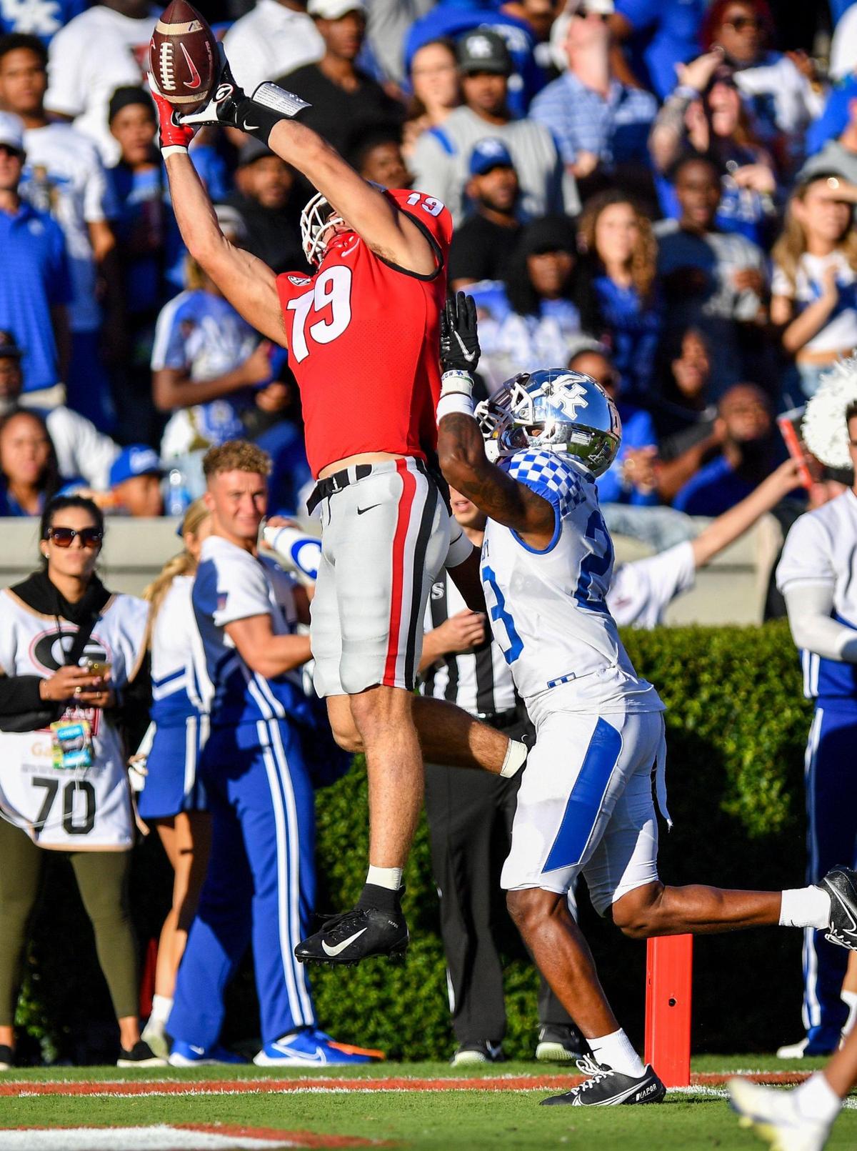 Georgia tight end Brock Bowers hauled in a Stetson Bennett pass for a touchdown in the Bulldogs’ 30-13 win over Kentucky in 2021. Bowers caught five passes for 101 yards and two TDs to help Georgia prevail in a game that determined first-place in the SEC East.