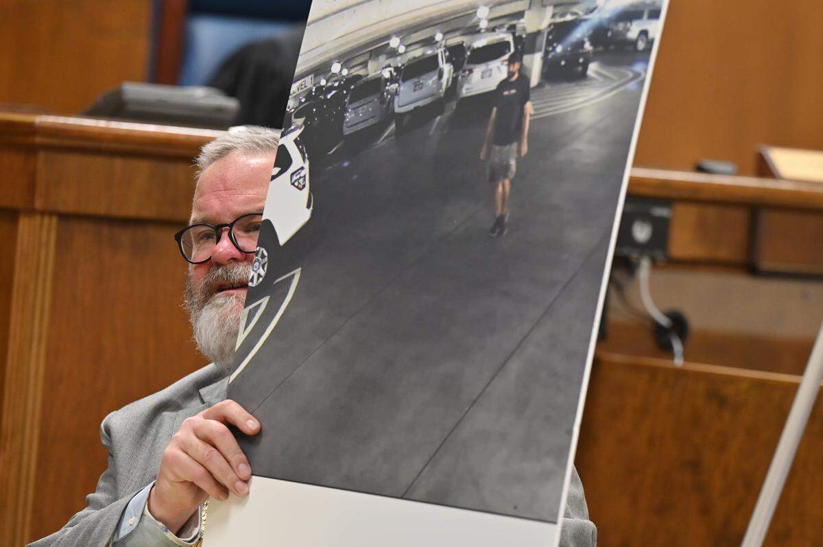 Attorney C. Alan Wheeler holds up a poster board with an image of his client Raymond Leverett from security footage to show what he was wearing the day of John “J3” Fleming III’s death during closing arguments on Thursday, Jan. 22, 2026, at the Bibb County Courthouse in Macon, Georgia. Leverett is charged with murder, aggravated assault and armed robbery in the 2018 death of Fleming.