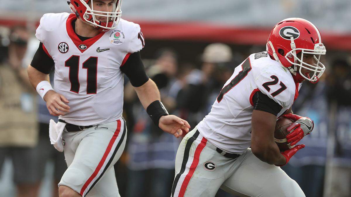 ake Fromm hands off to Nick Chubb during the second quarter of the Rose Bowl on Monday.