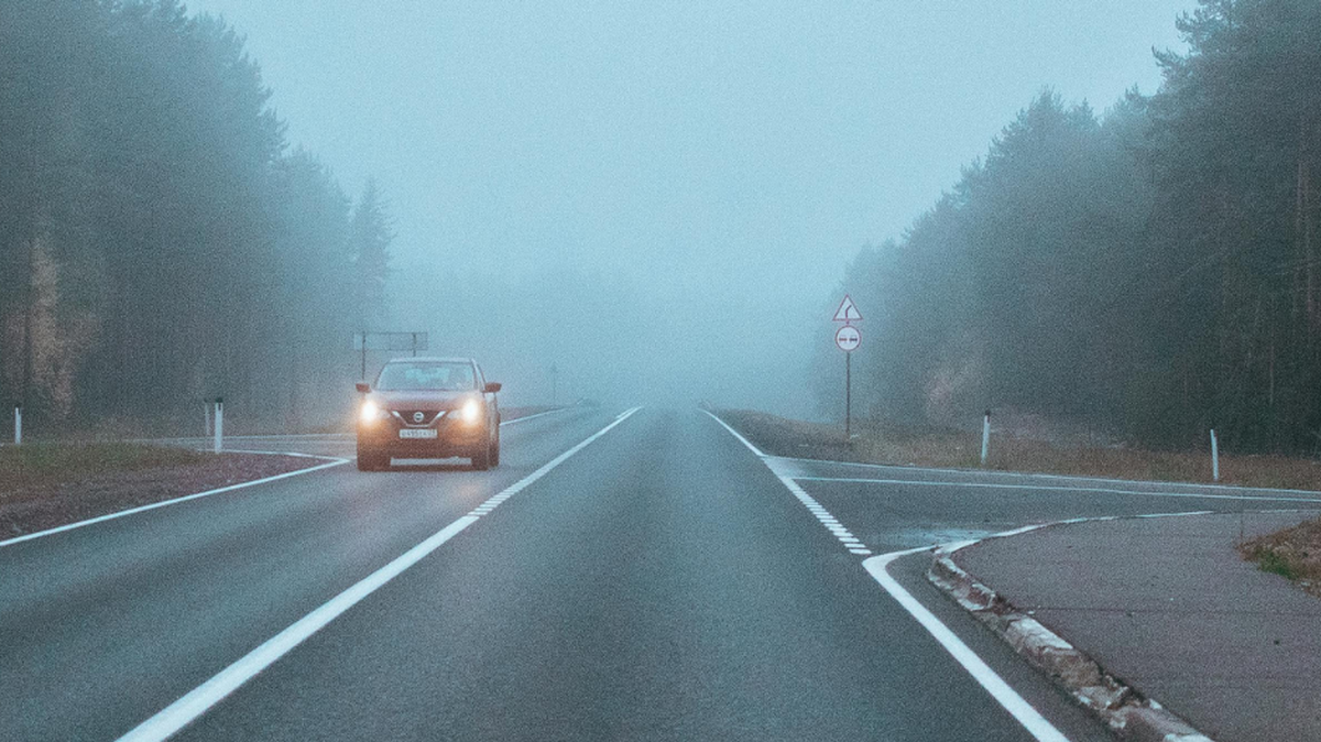 Is it legal to flash your lights at another driver to warn of speed traps?