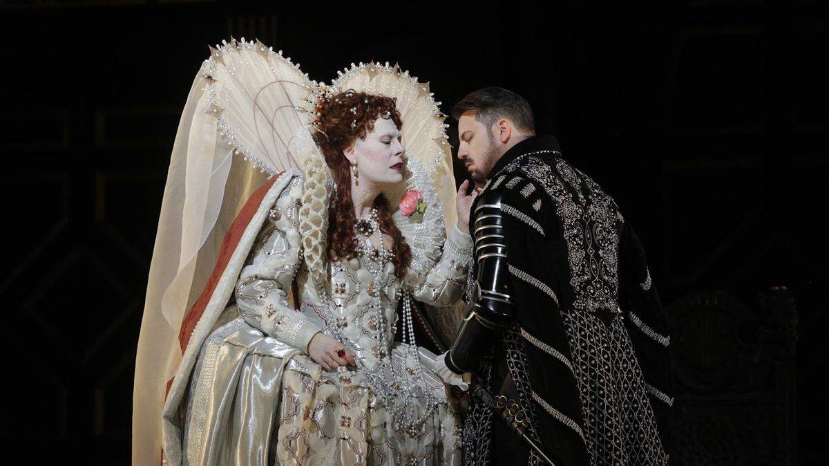 KEN HOWARD/METROPOLITAN OPERASondra Radvanovsky is Elisabetta and Matthew Polenzani is Roberto in the Metropolitan Opera's production of "Roberto Devereux."