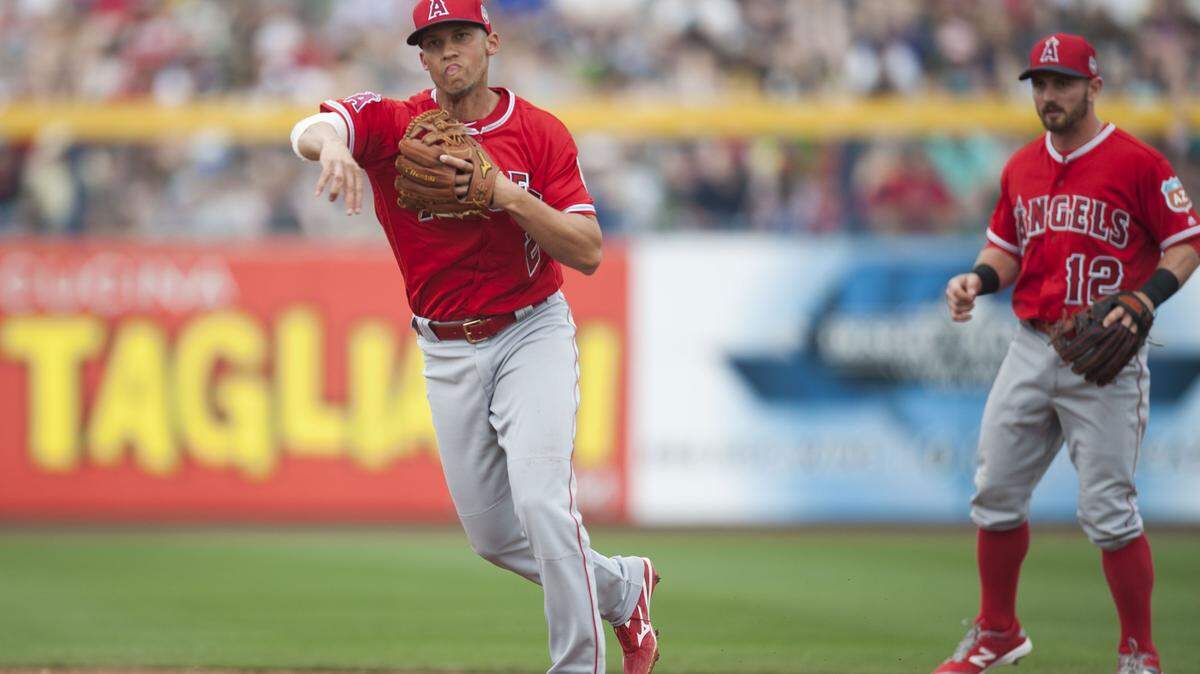 Los Angeles Angels' Andrelton Simmons throws out a runner during a spring training baseball game against the Seattle Mariners, Saturday, March 5, 2016 in Peoria, Ariz. (Kevin Sullivan/The Orange County Register via AP) MAGS OUT; LOS ANGELES TIMES OUT; MANDATORY CREDIT