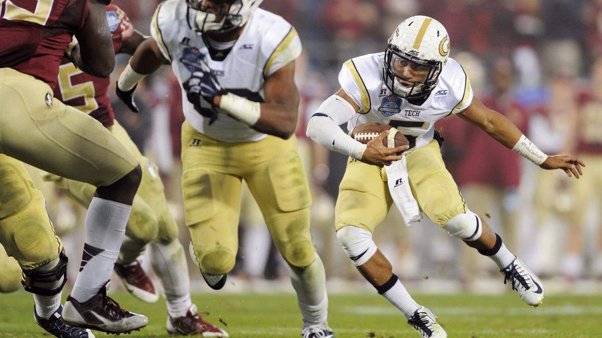 FILE- In this Dec. 6, 2014 file photo, Georgia Tech quarterback Justin Thomas, right, runs against Florida State during the first half of the Atlantic Coast Conference championship NCAA college football game in Charlotte, N.C. Thomas and Georgia Tech are looking for more success in 2015 following an 11-3 season that included a narrow loss to Florida State in the ACC championship game and an Orange Bowl win over Mississippi State. (AP Photo/Mike McCarn, File)