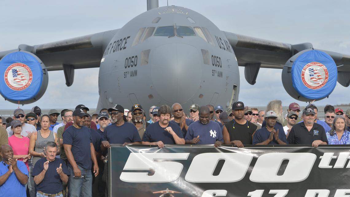 Robins celebrates completion of maintenance on 500th C-17 