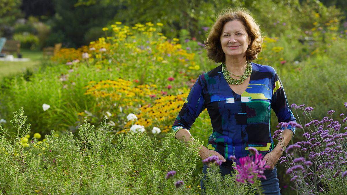 Julie Moir Messervy, landscape architect and author, wants gardeners to buy groups of the same plant. "Don't buy 1,000 different plants. Buy a larger number of just a few," she advises. "Think of swoops and drifts and ribbons and rivers."