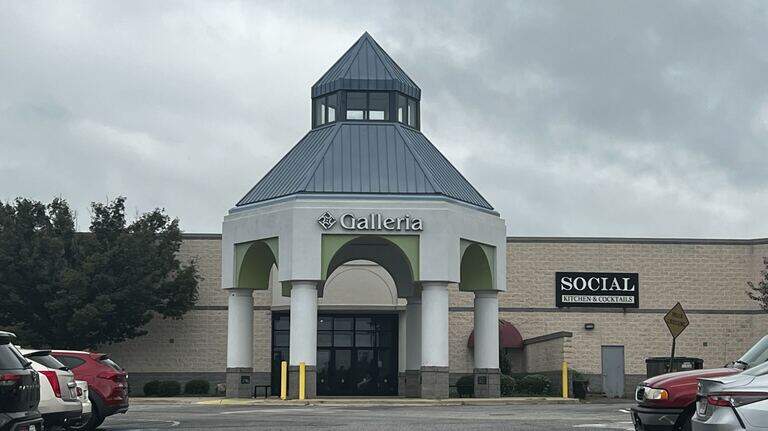 Update: Suspect dead, cop injured in standoff at Warner Robins mall, police say