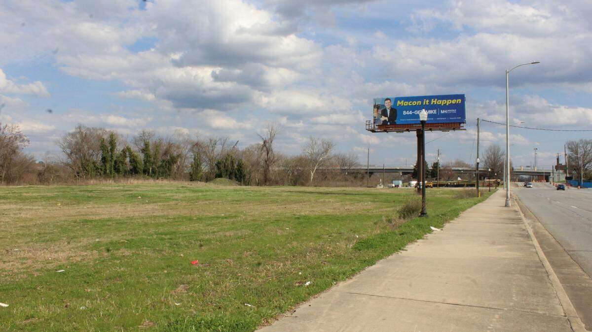 An empty plot of land sits beside Barks N’ Brews on Riverside Drive and First Street in downtown Macon, Ga. on Feb. 27, 2025. Macon-Bibb County Urban Development Authority sold the property to Mercer University.