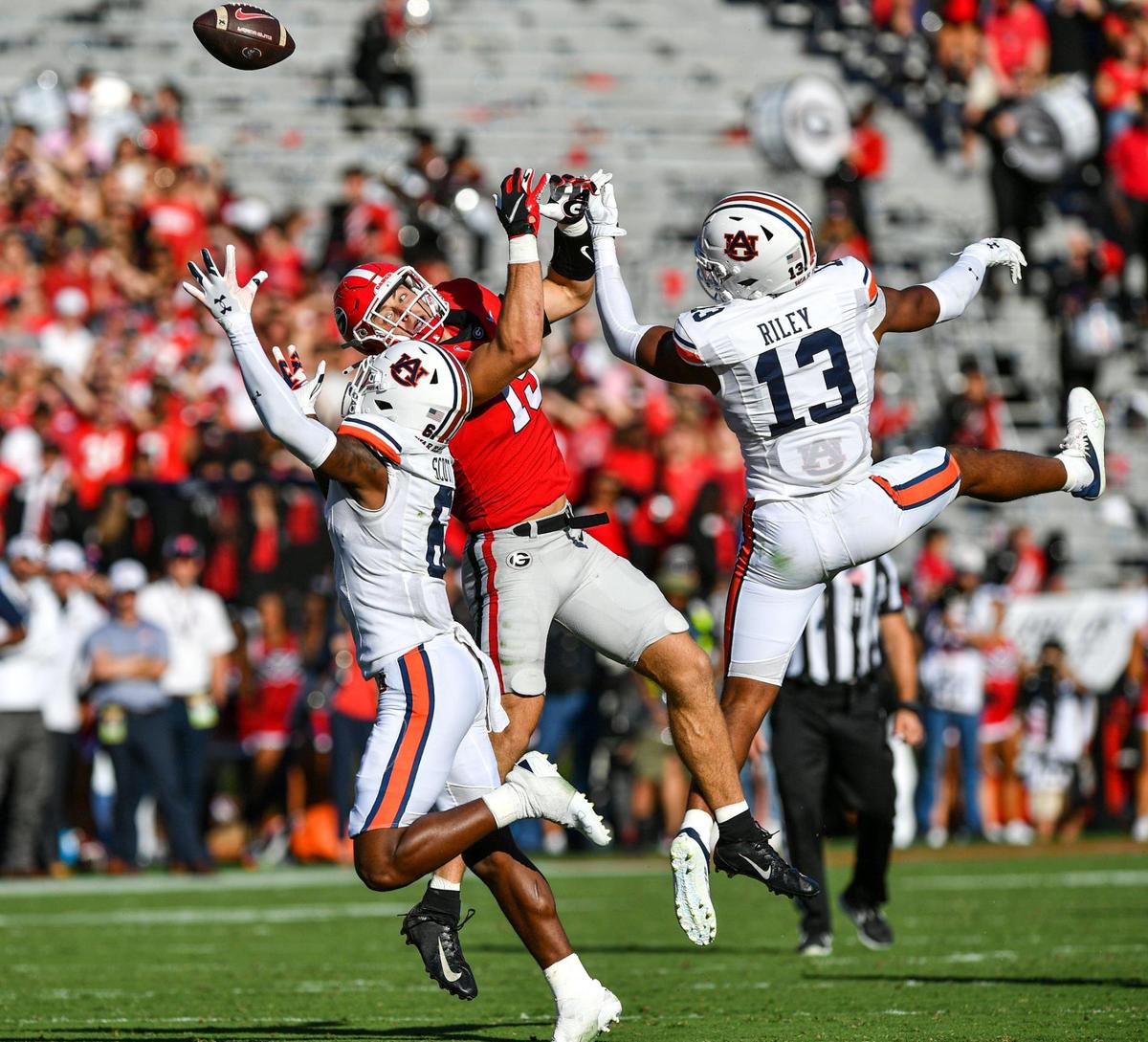 Georgia’s Brock Bowers tips a pass from Stetson Bennett but is unable to haul it in. The Dawgs cruised to a 42-10 win over Auburn.