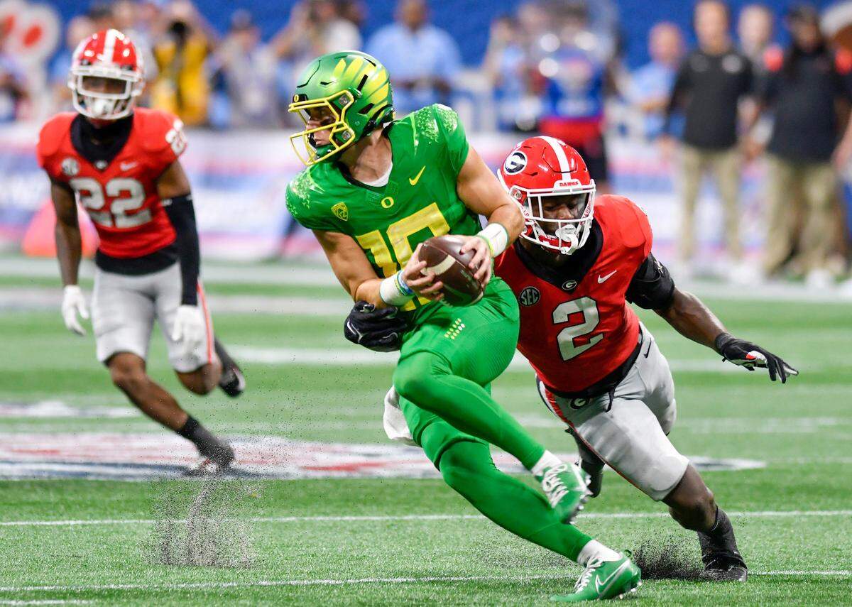 Georgia linebacker Smael Mondon Jr. (2) pressures Oregon quarterback Bo Nix (10) during the Bulldogs’ win Saturday in Atlanta.