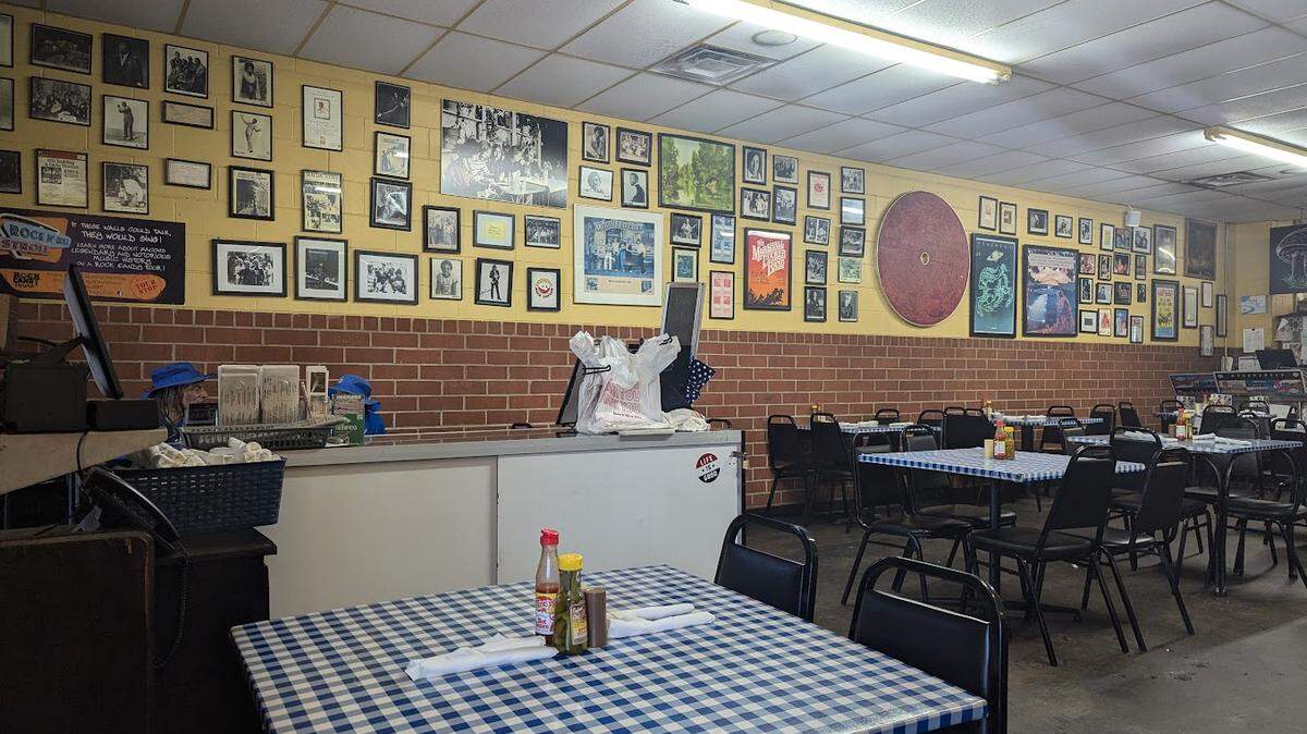 Inside view of H&H Restaurant in Macon, Georgia.