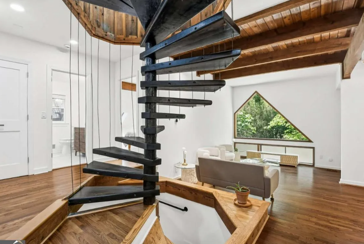 Suspended spiral staircase