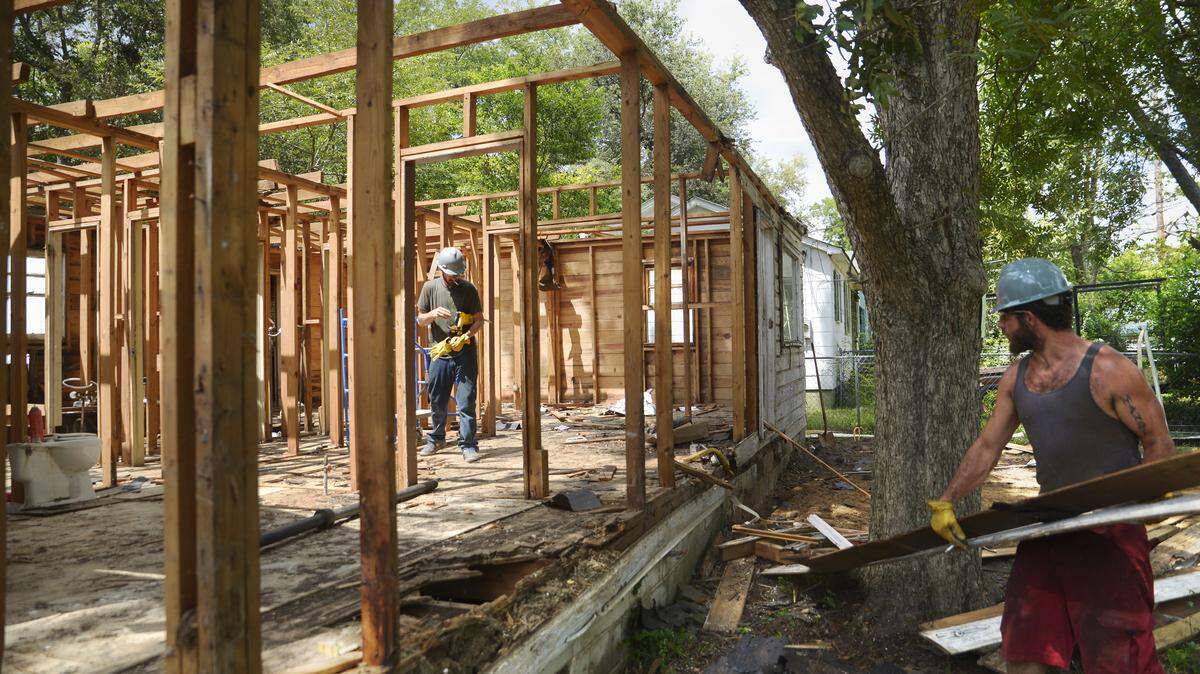 The Macon Area Habitat for Humanity Deconstruction Crew takes apart the second house in the experimental program on San Carlos Avenue in the Lynmore Estates Neighborhood of Macon. Four months elapsed between the first house and the second, so this crew came from crew leader Jerry Raffezeder's for-profit business rather than the pool of hard to hire applicants that filled out the original crew.