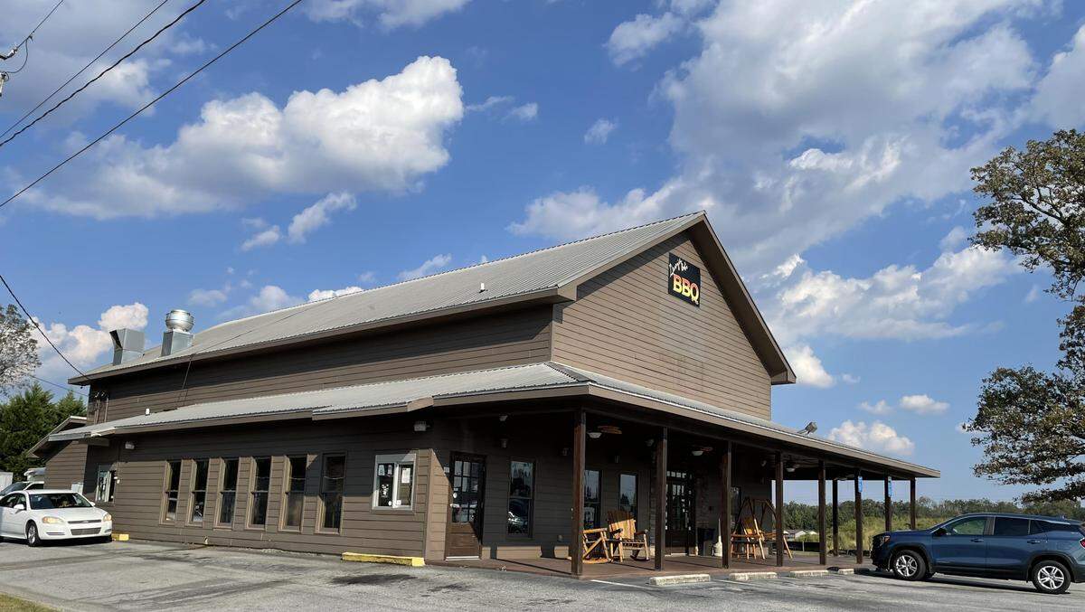 Georgia Bob’s BBQ at 140 Cane River Drive in Byron. Picnic tables for outside seating where pets are welcome are on the opposite side of the building. The photo has been cropped.