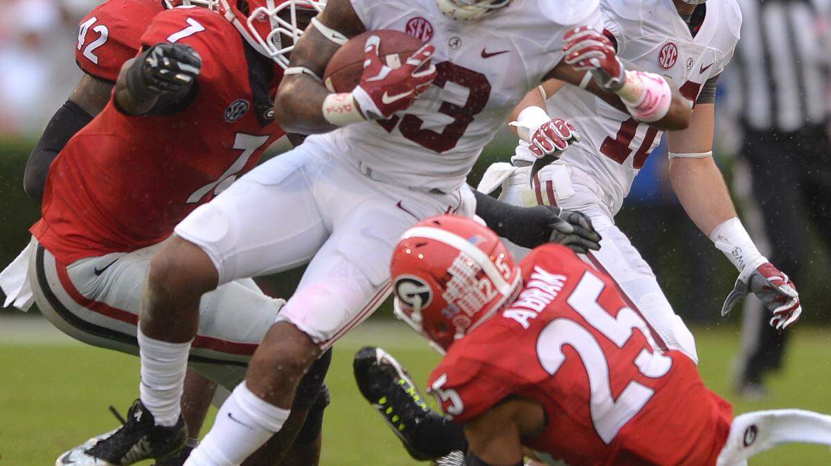 Georgia linebacker Lorenzo Carter (7) and free safety Jonathan Abram (25) put the brakes on Alabama receiver Calvin Ridley (3) in the first half.
