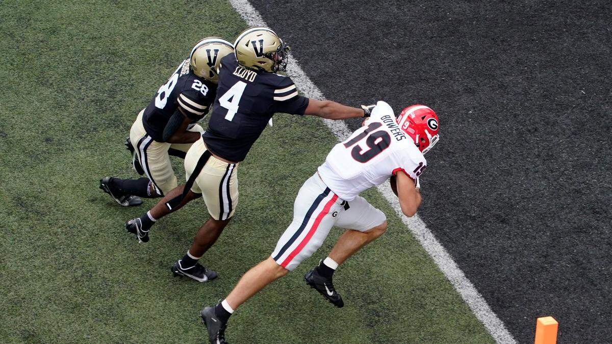 Georgia tight end Brock Bowers (19) scores his second touchdown of the game as he gets past Vanderbilt defenders Chase Lloyd (4) and Allan George (28) in the first half of an NCAA college football game Saturday, Sept. 25, 2021, in Nashville, Tenn. (AP Photo/Mark Humphrey)