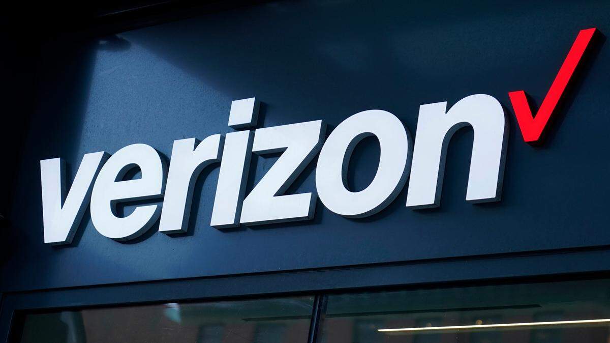Nearly 20,000 Verizon users reported phone service outages the afternoon Sept. 6 on internet forums.