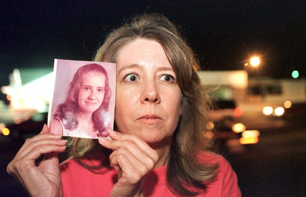 Joanette Barnes, Carlene’s younger sister, with the photo of Carlene in a picture taken in 1999 for a series of articles about Carlene’s 1972 vanishing.