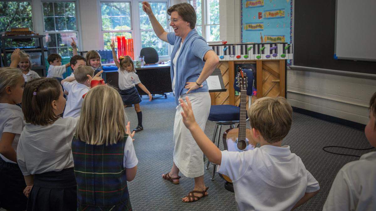 Evelyn Hockstein/For The Washington PostSister Rachel Terry leads her kindergarten students in a religious version of the 2007 pop hit “Cupid Shuffle” during music class at Little Flower Catholic School outside of Washington, D.C.