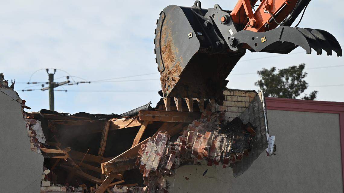 Warner Robins demolishes nearly 18,000-square-foot strip mall for redevelopment project