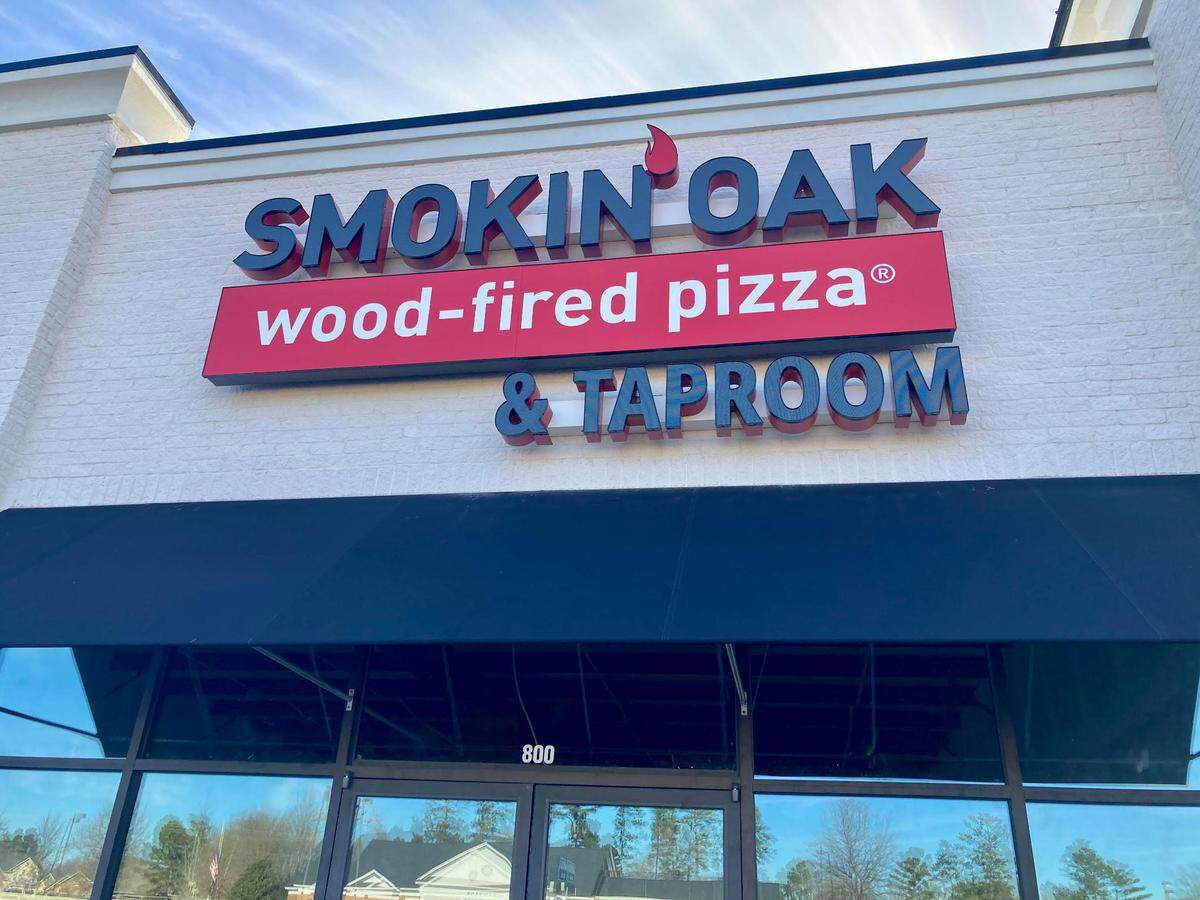 A Smokin’ Oak Wood-Fired Pizza & Taproom is going into a new Warner Robins shopping center at 1012 Ga. 96, Suite 700 and 800. The Florida-based brand is known for wood-fired pizza and self-pour taprooms.