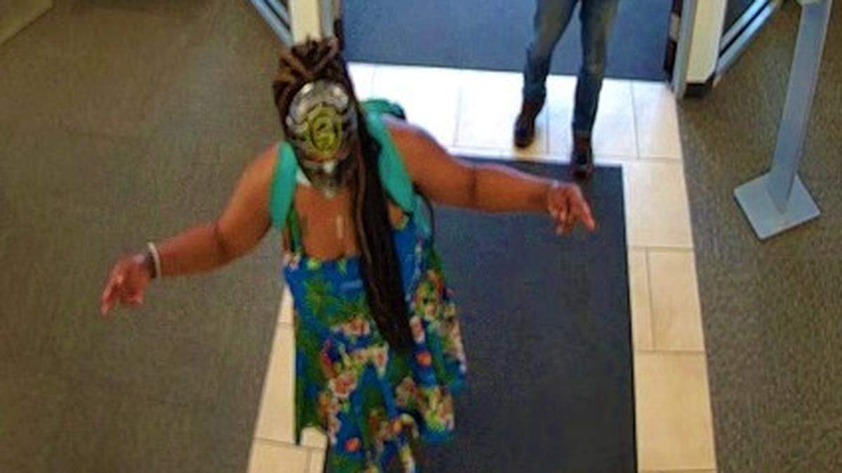 A Warner Robins woman was arrested Thursday not long after she allegedly walked into the Wells Fargo branch at 2714 Watson Blvd. in Warner Robins and tried to rob the bank.
