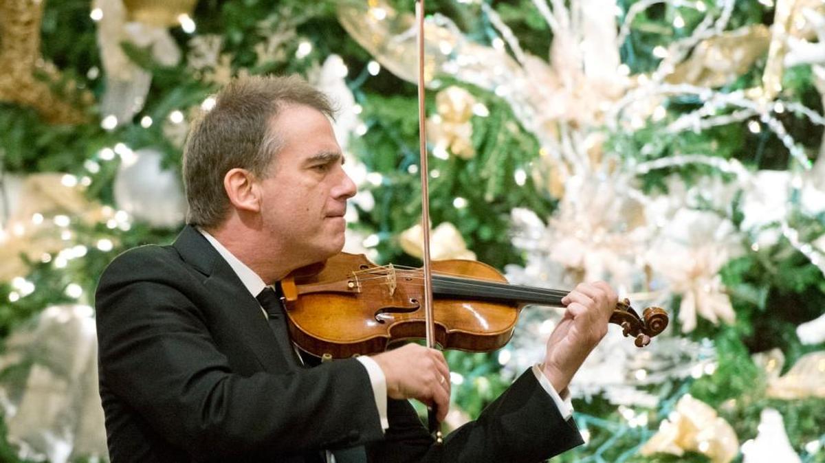 Robert McDuffie performs with students of the McDuffie Center for Strings at Idle Hour Country Club in 2015.