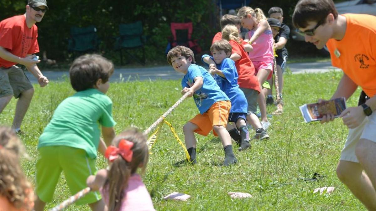 Teams compete in a tug of war contest during the 2015 Battle of Byron.