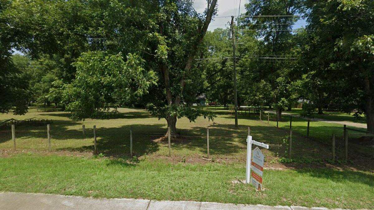 House on 1800 block of Houston Lake Road