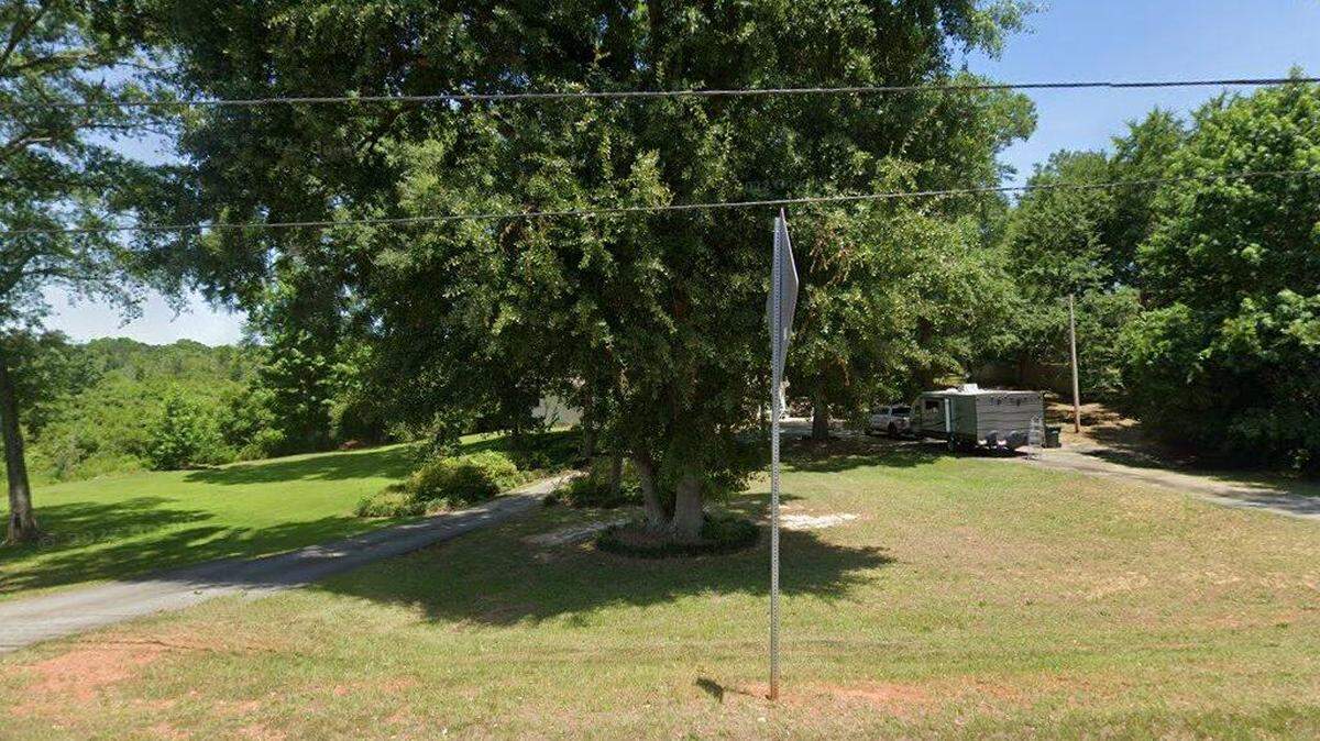 House on 400 block of Sandefur Road